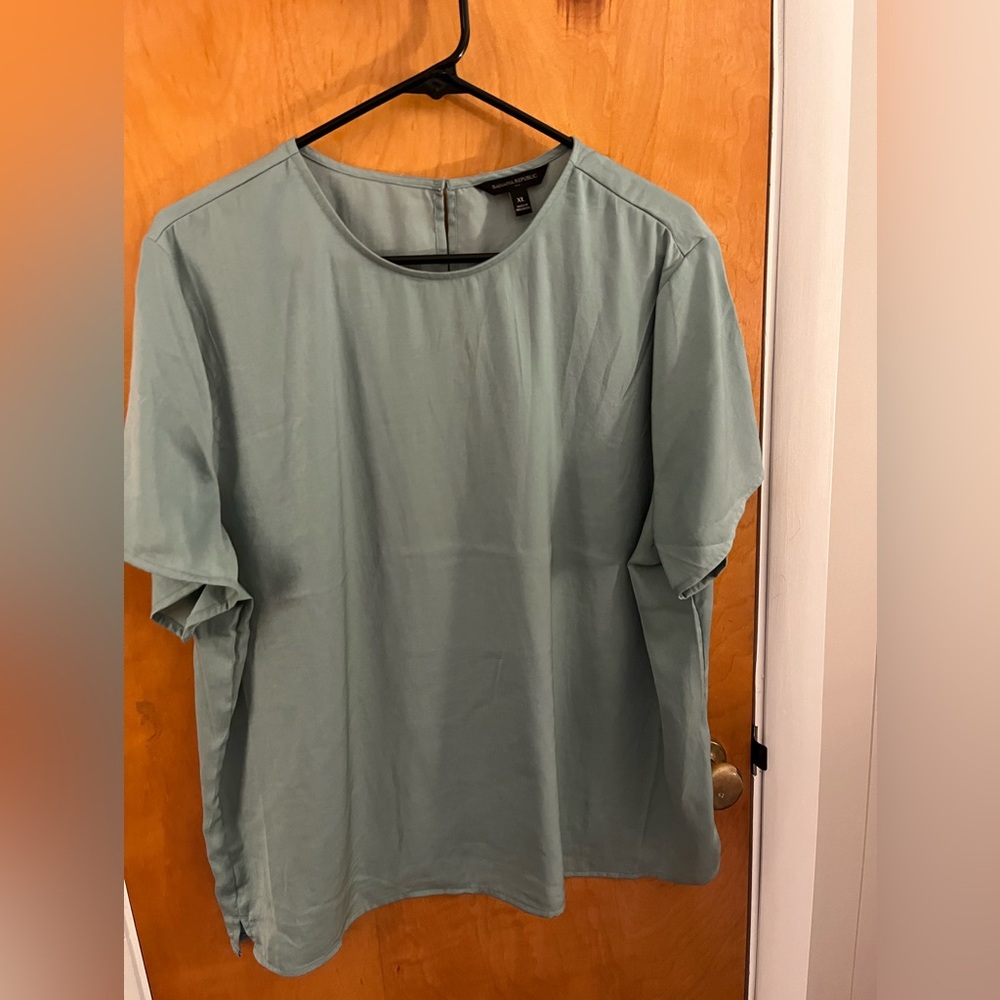 NWOT Banana Republic Factory Light Green Shirt. Size XL